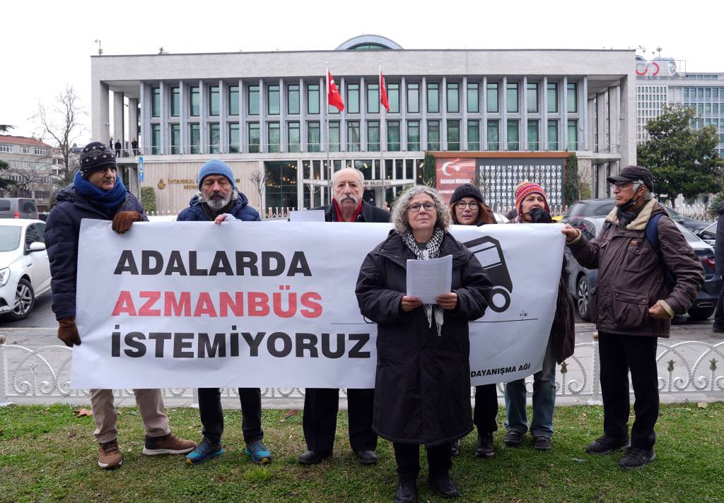 bilecik-haber_ada-halkindan-ibb-binasi-onunde-turizm-yapilasmasi-eylemi-59656.jpg
