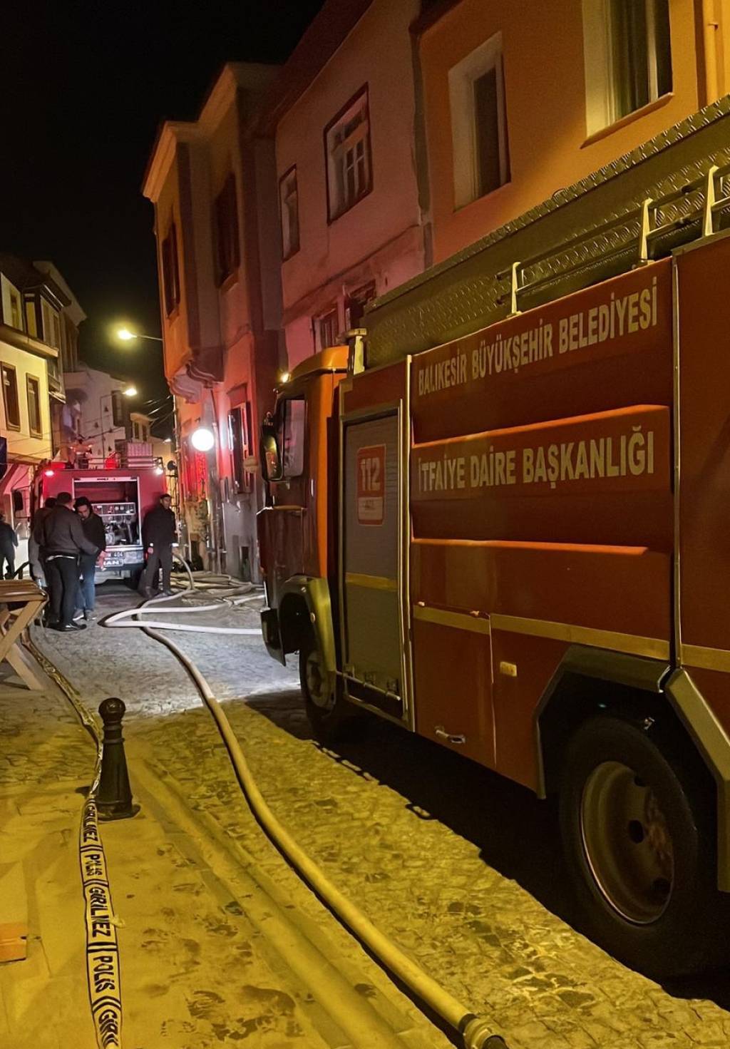 bilecik-haber_balikesir-de-cikan-yanginda-3-bina-kullanilamaz-hale-geldi-58385.jpg
