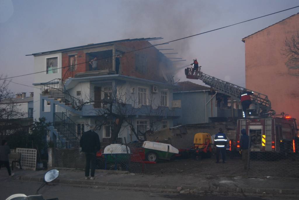 bilecik-haber_bayramic-te-cati-yangini-itfaiye-ekiplerince-sonduruldu-59101.jpg