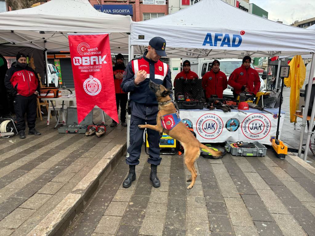 bilecik-haber_bursa-da-6-subat-depremleri-anma-etkinliginde-arama-kurtarma-malzemeleri-sergilendi-59002.jpg