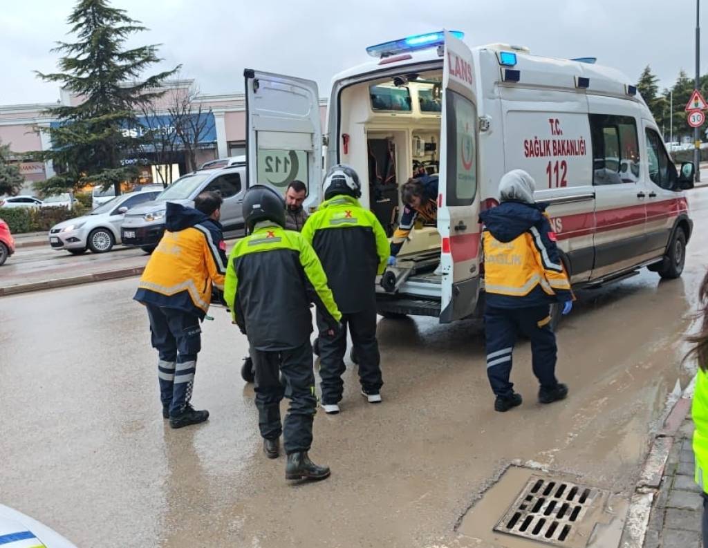 bilecik-haber_bursa-da-otomobil-ile-motosikletin-carpismasi-sonucu-1-kisi-yaralandi-58909.jpg