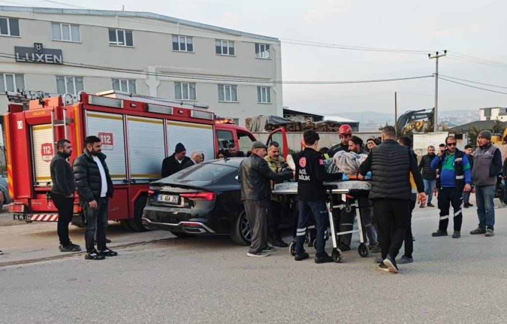 bilecik-haber_bursa-da-servis-minibusu-ile-otomobilin-carpismasi-sonucu-10-kisi-yaralandi-58529.jpg
