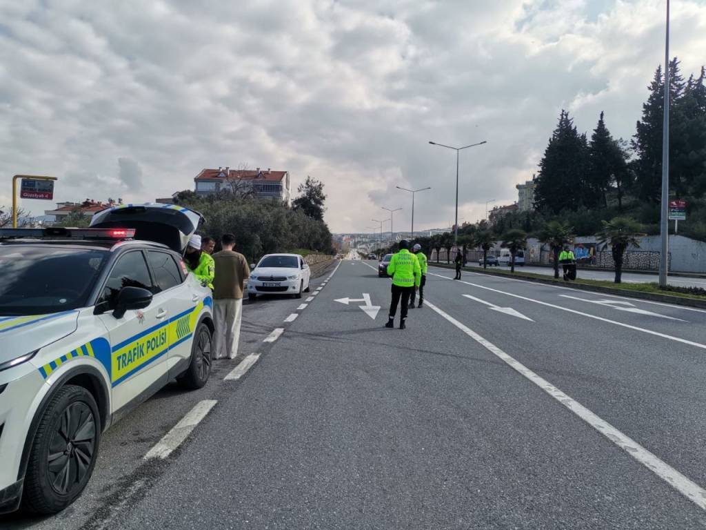 bilecik-haber_bursa-daki-trafik-denetiminde-17-surucuye-ceza-60432.jpg