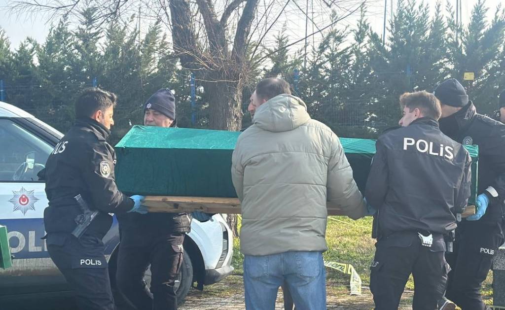 bilecik-haber_buyukcekmece-de-parkta-alkol-alarak-uyuyan-kisi-donarak-oldu-62498.jpg