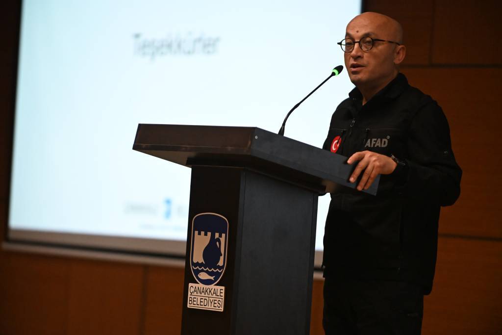 bilecik-haber_canakkale-de-6-subat-depremlerinde-hayatini-kaybedenler-anildi-59075.jpg