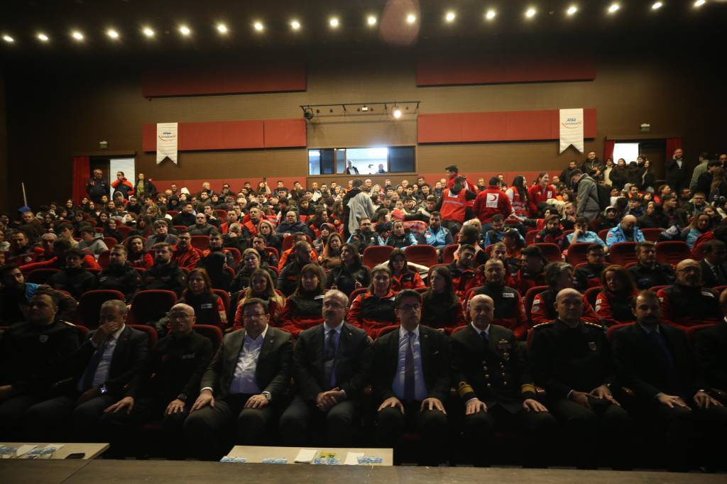 bilecik-haber_canakkale-de-6-subat-depremlerinde-hayatini-kaybedenler-programla-anildi-59048.jpg