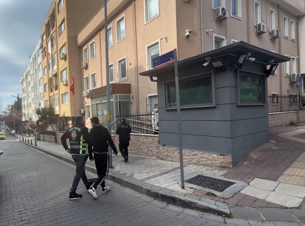 bilecik-haber_canakkale-de-motosikletiyle-trafik-guvenligini-tehlikeye-dusuren-surucuye-14-bin-lira-ceza-yazildi-60231.jpg