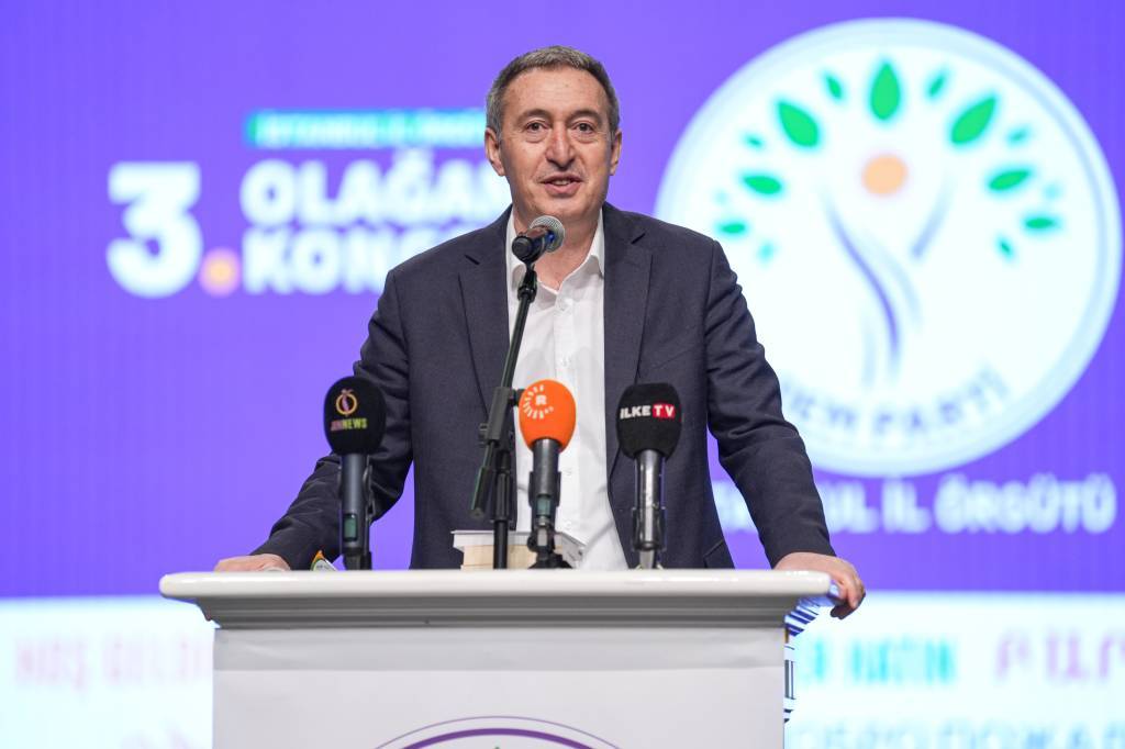 bilecik-haber_dem-parti-es-genel-baskani-bakirhan-partisinin-istanbul-kongresi-ne-katildi-62018.jpg