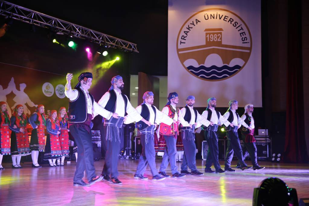 bilecik-haber_edirne-deki-uluslararasi-balkan-halk-oyunlari-festivali-gala-gecesi-gosterileriyle-sona-erdi-59427.jpg