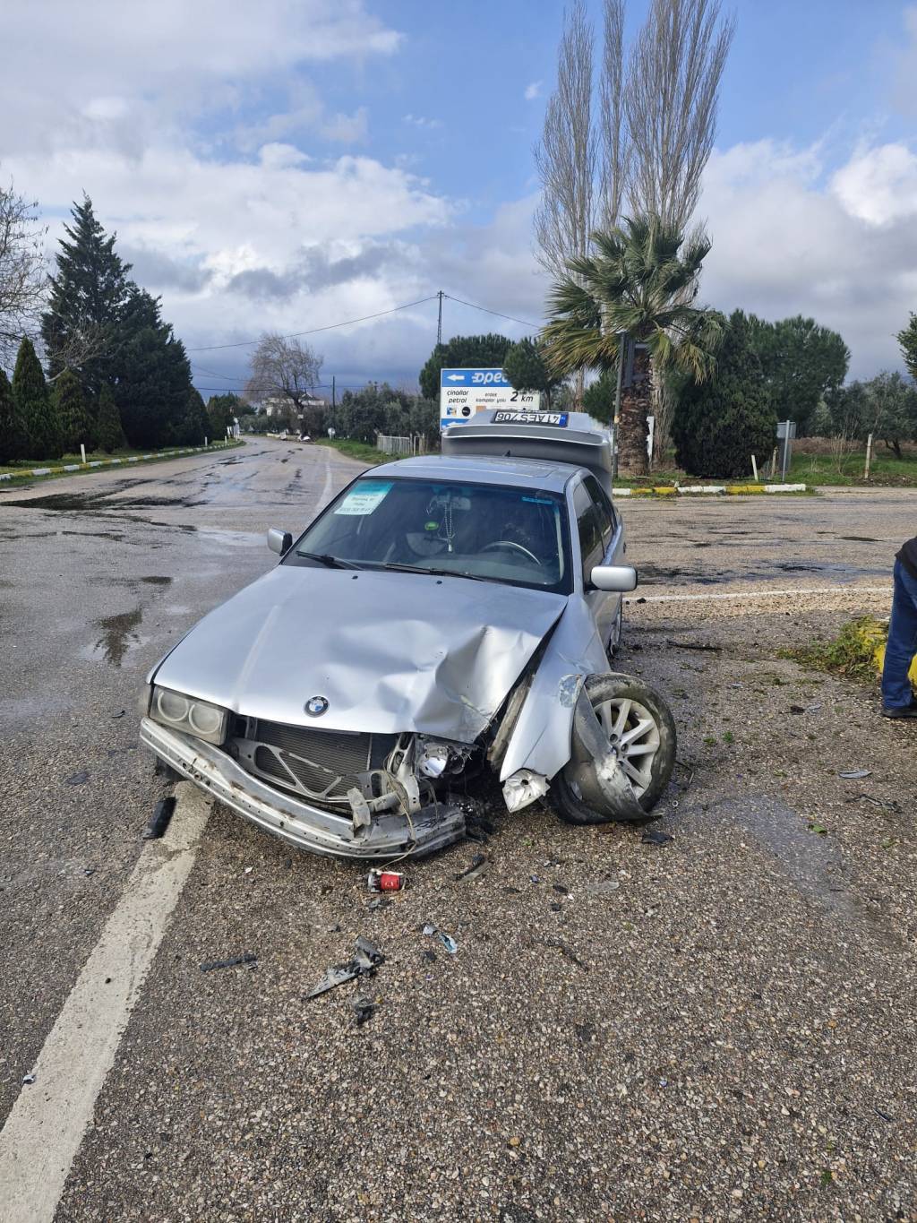 bilecik-haber_erdek-te-trafik-lambasina-carpan-otomobilin-surucusu-yaralandi-59423.jpg