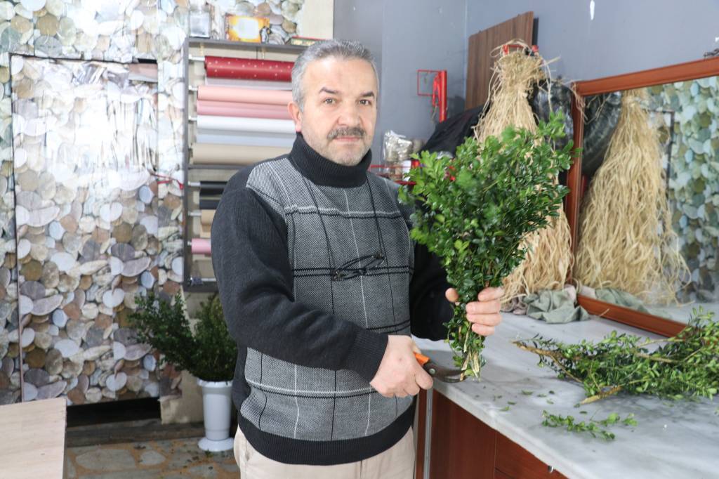 bilecik-haber_evinin-bahcesinde-hobi-olarak-basladigi-cicekciligi-yaklasik-yarim-asirdir-surduruyor-59869.jpg