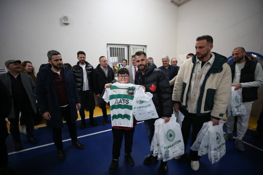 bilecik-haber_ilkokul-ogrencilerine-super-lig-sampiyonlarindan-bursaspor-un-formasi-hediye-edildi-59198.jpg