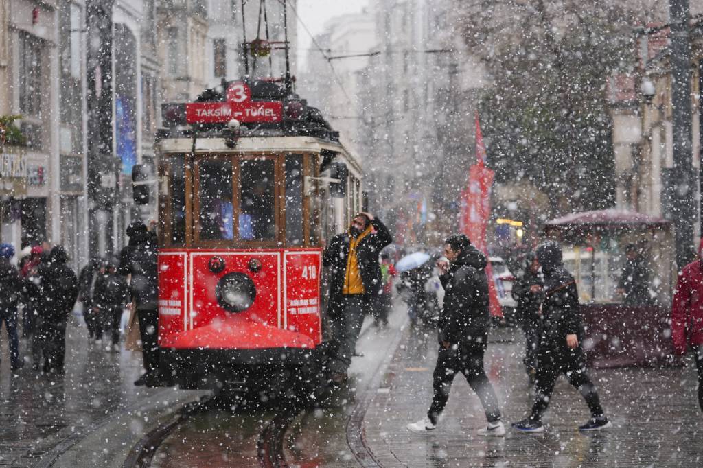 bilecik-haber_istanbul-da-etkisini-artiran-kar-yagisi-trafik-yogunluguna-neden-oldu-61271.jpg