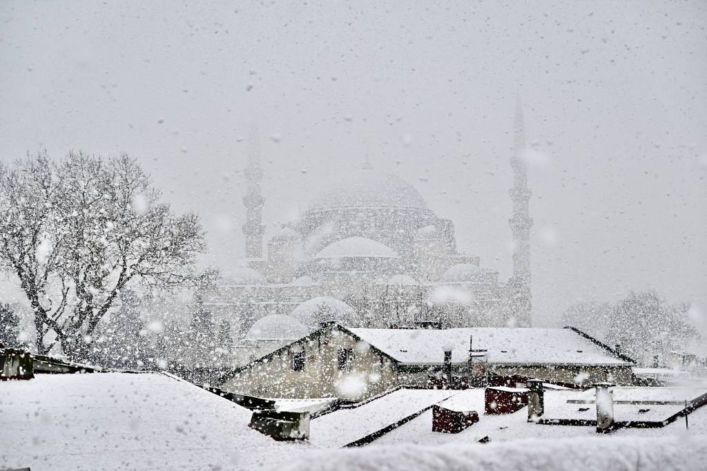 bilecik-haber_istanbul-da-kar-yagisi-hayati-ve-trafigi-olumsuz-etkiliyor-61273.jpg
