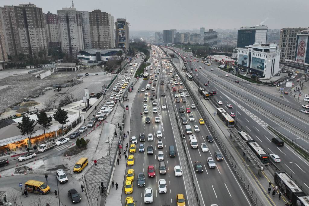 bilecik-haber_istanbul-da-yariyil-tatilin-ardindan-okullarin-acilmasiyla-trafik-yogunlugu-olustu-58380.jpg
