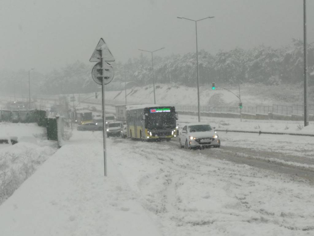 bilecik-haber_istanbul-da-yogun-kar-yagisi-nedeniyle-tir-yolda-kaldi-59841.jpg