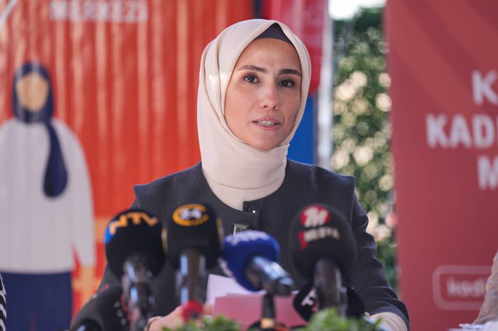 bilecik-haber_kadem-mutevelli-heyeti-baskani-bayraktar-kahramanmaras-ta-kadin-destek-merkezi-ni-ziyaret-etti-58498.jpg