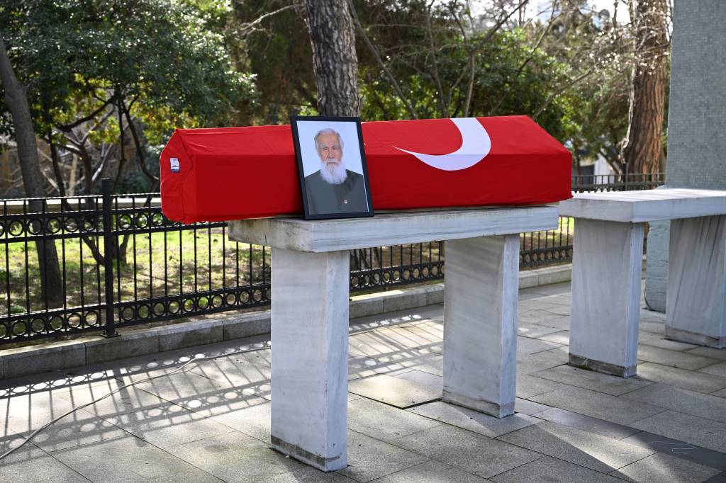 bilecik-haber_kaligrafi-sanatcisi-etem-caliskan-son-yolculuguna-ugurlandi-58347.jpg