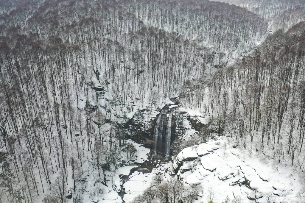 bilecik-haber_karla-kapli-suuctu-selalesi-nin-cevresi-dronla-goruntulendi-60245.jpg