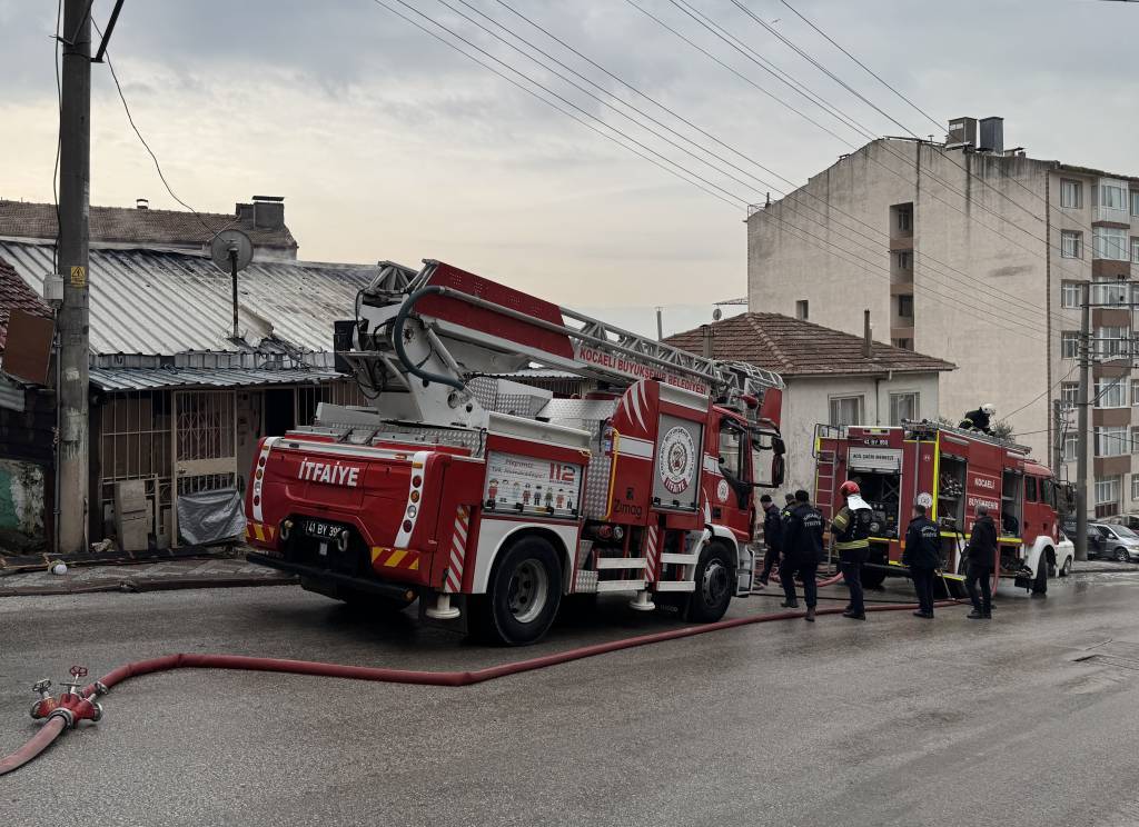 bilecik-haber_kocaeli-de-evin-catisinda-cikan-yangin-sonduruldu-62948.jpg