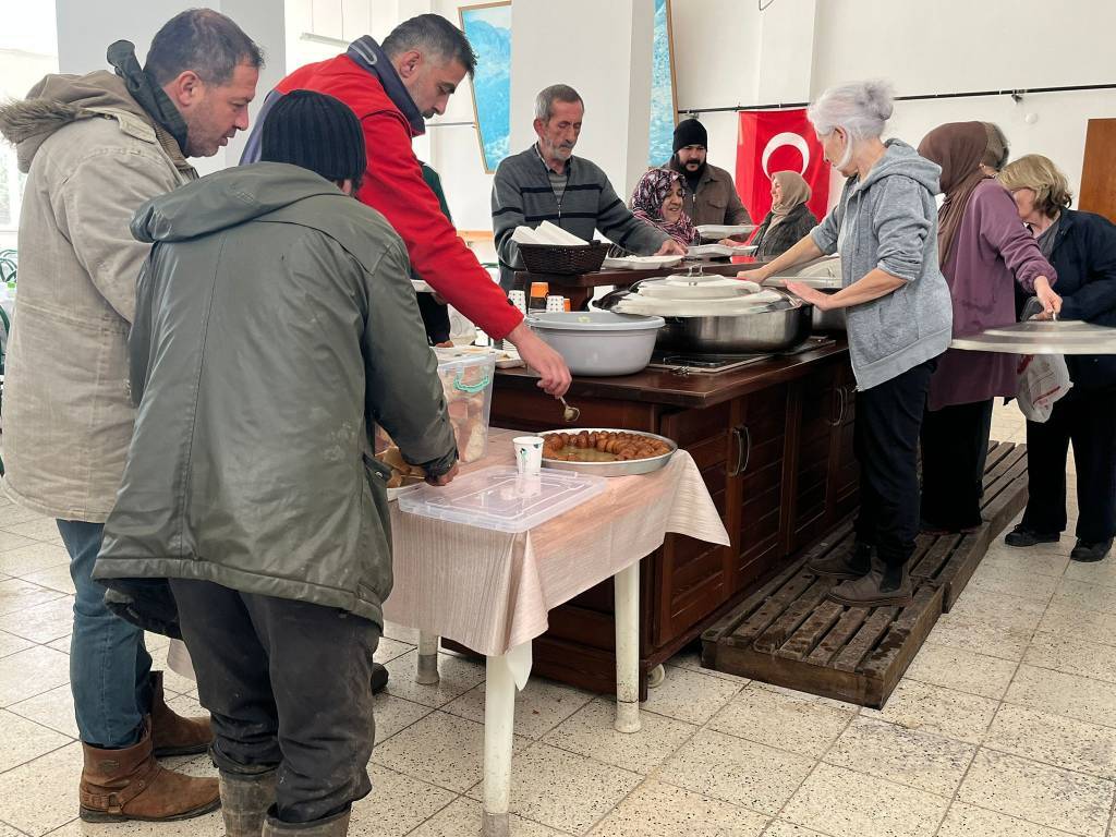 bilecik-haber_koylerini-ziyaret-edenleri-el-birligiyle-hazirladiklari-sofrada-agirliyorlar-59352.jpg