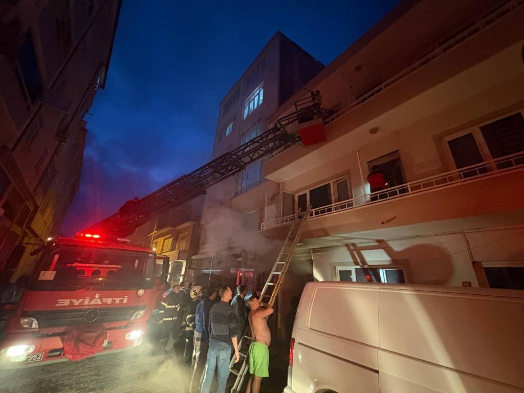 bilecik-haber_luleburgaz-da-bir-apartman-dairesinde-cikan-yanginda-mahsur-kalan-13-kisi-kurtarildi-62613.jpg