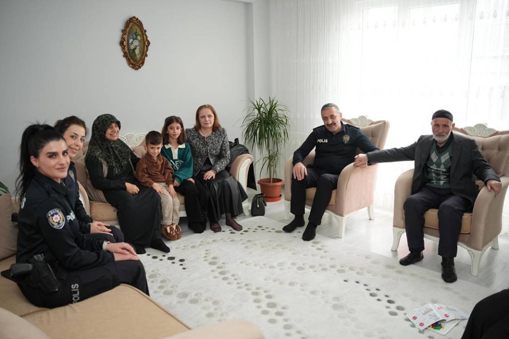 bilecik-haber_tekirdag-emniyet-muduru-turanli-dan-sehit-bekcilerin-ailelerine-ziyaret-59885.jpg