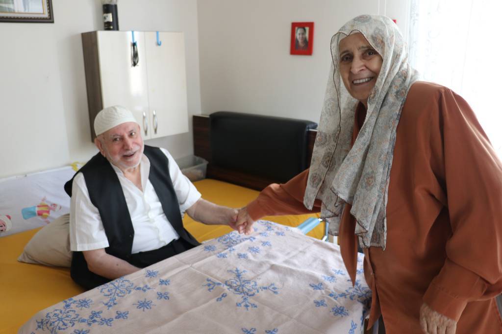 bilecik-haber_vucudunun-sag-tarafi-felc-olan-kocasina-25-yildir-ozenle-bakiyor-61750.jpg