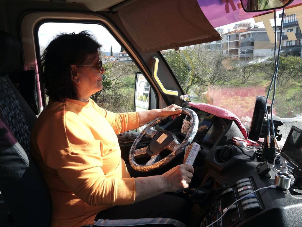 bilecik-haber_arkadasinin-onerisiyle-minibus-soforu-olan-kadin-gunluk-250-kilometre-yol-yapiyor-64217.jpg
