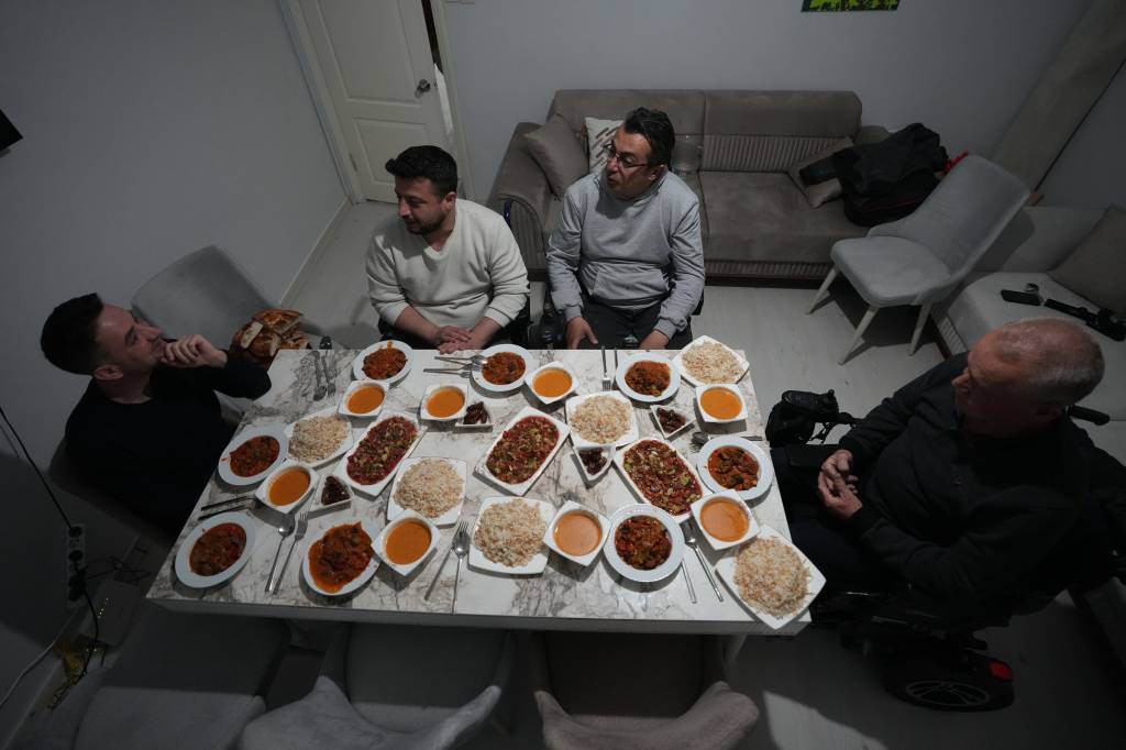 bilecik-haber_azmiyle-yeniden-mutfaga-donen-sef-engelli-arkadaslarini-iftarda-agirladi-66019.jpg