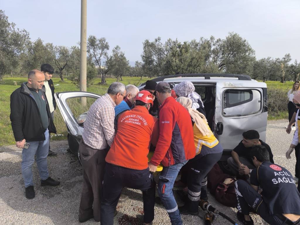 bilecik-haber_balikesir-de-devrilen-hafif-ticari-aractaki-2-kisi-yaralandi-65479.jpg