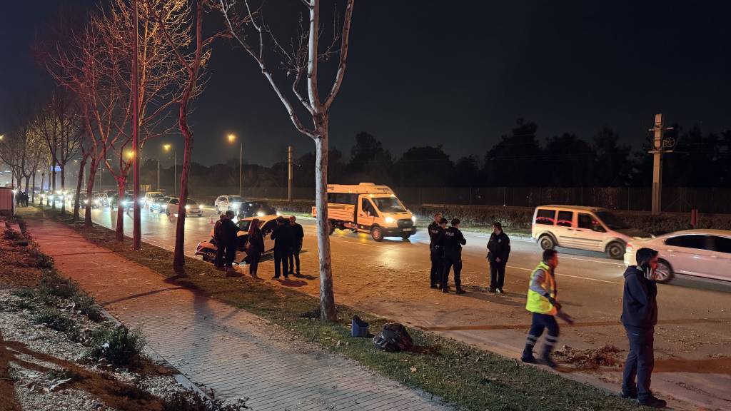 bilecik-haber_bursa-da-3-aracin-karistigi-zincirleme-trafik-kazasinda-5-kisi-yaralandi-64908.jpg
