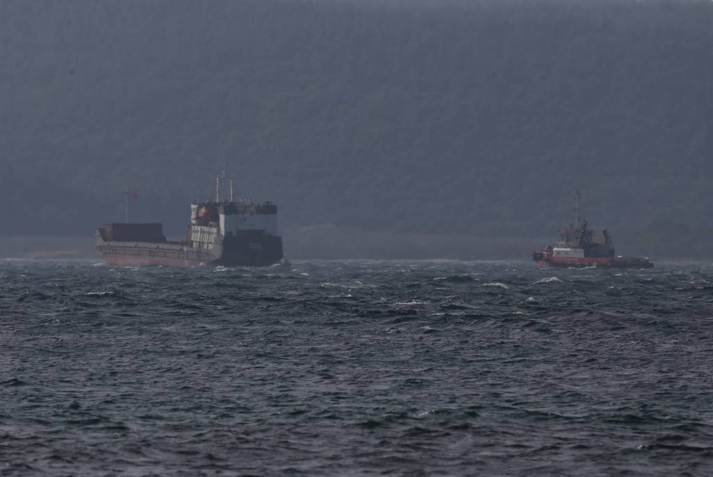 bilecik-haber_canakkale-bogazi-nda-arizalanan-gemi-guvenli-bolgeye-demirletildi-65269.jpg