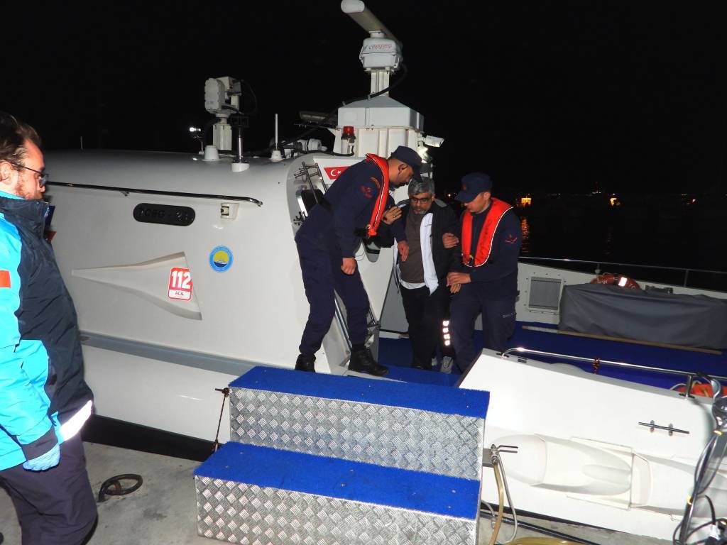 bilecik-haber_canakkale-bogazi-ndan-gecen-geminin-rahatsizlanan-kaptani-icin-tibbi-tahliye-gerceklestirildi-66150.jpg