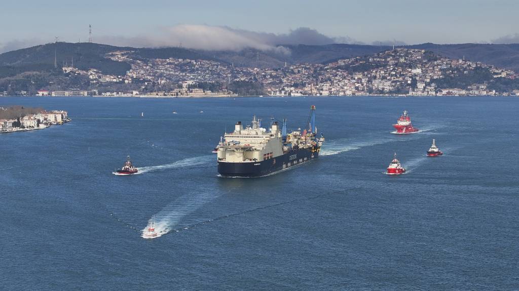 bilecik-haber_derin-denizde-boru-indirme-gemisi-castorone-istanbul-bogazi-ndan-gecti-64144.jpg
