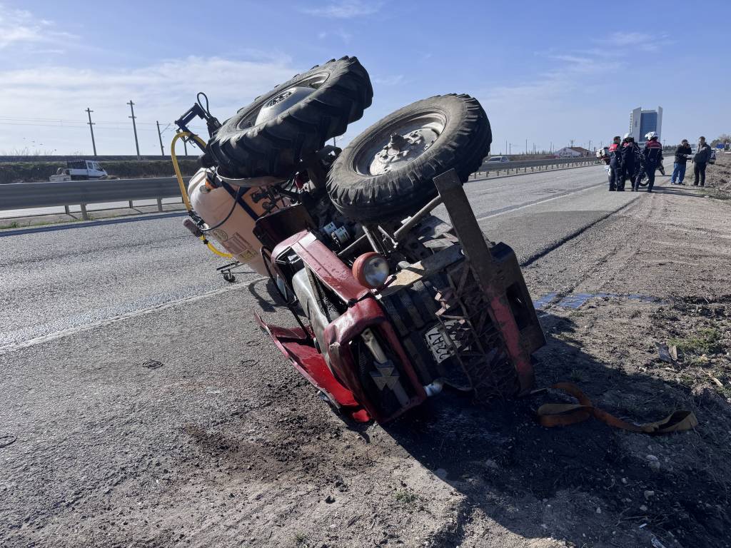 bilecik-haber_edirne-de-devrilen-traktorun-surucusu-yaralandi-65265.jpg