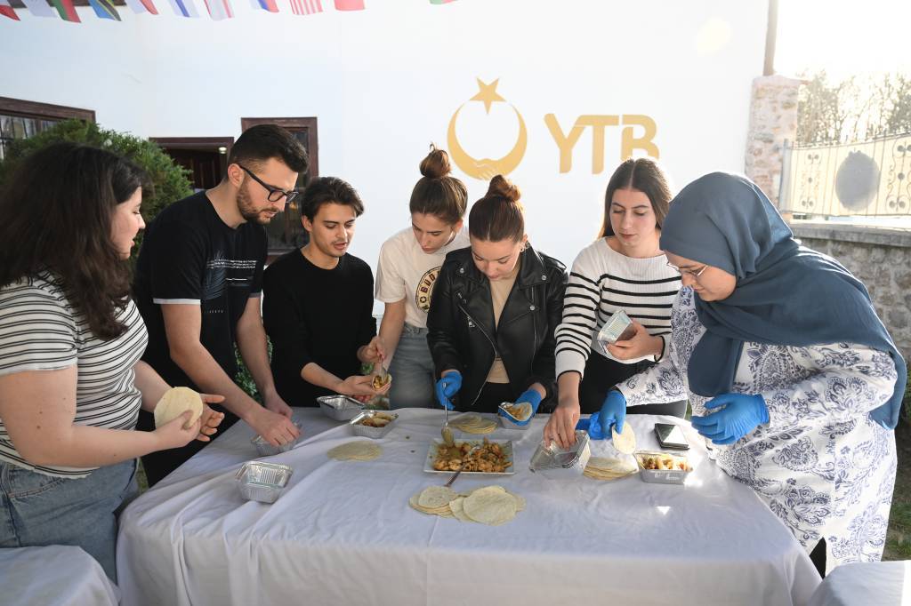bilecik-haber_edirne-deki-uluslararasi-ogrenciler-iftar-sofrasinda-bulusuyor-65360.jpg