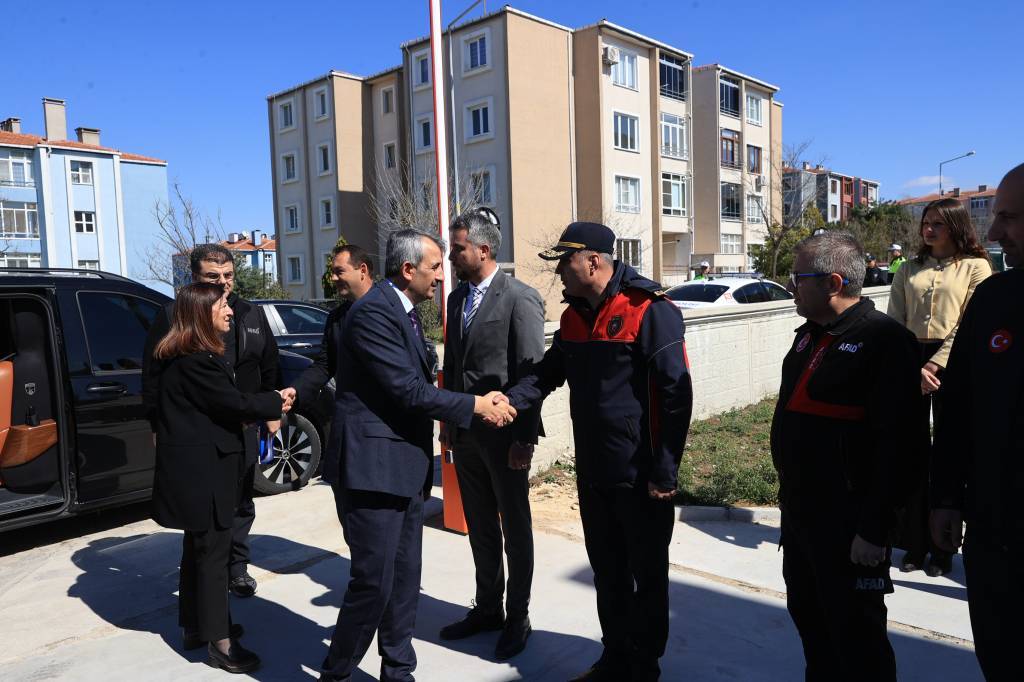 bilecik-haber_edirne-valisi-sezer-kesan-acil-durum-ve-afet-yonetim-merkezini-ziyaret-etti-66427.jpg
