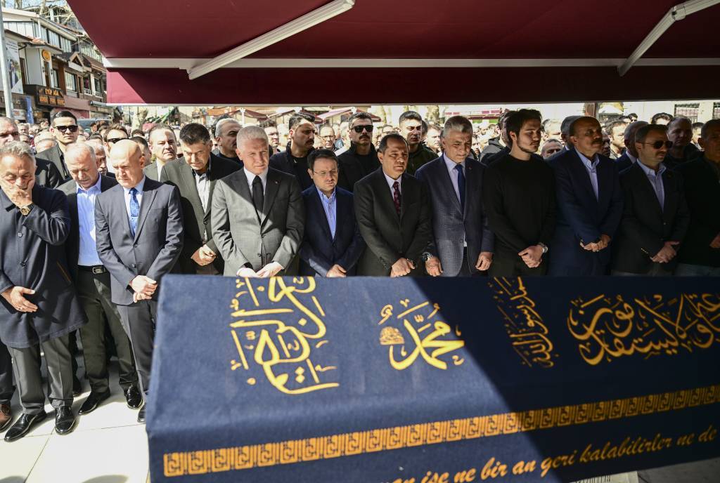 bilecik-haber_istanbul-emniyet-muduru-yildiz-in-kayinpederi-son-yolculuguna-ugurlandi-65436.jpg