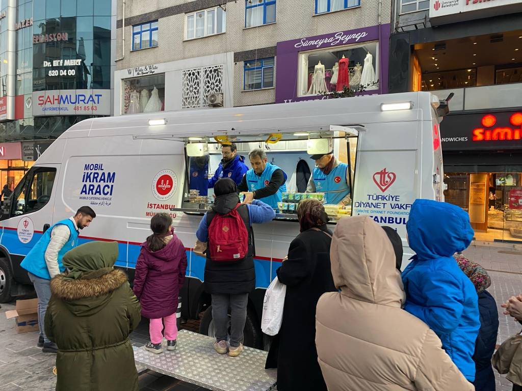 bilecik-haber_istanbul-muftulugu-mobil-aracla-vatandaslara-iftarlik-ikram-ediyor-64008.jpg