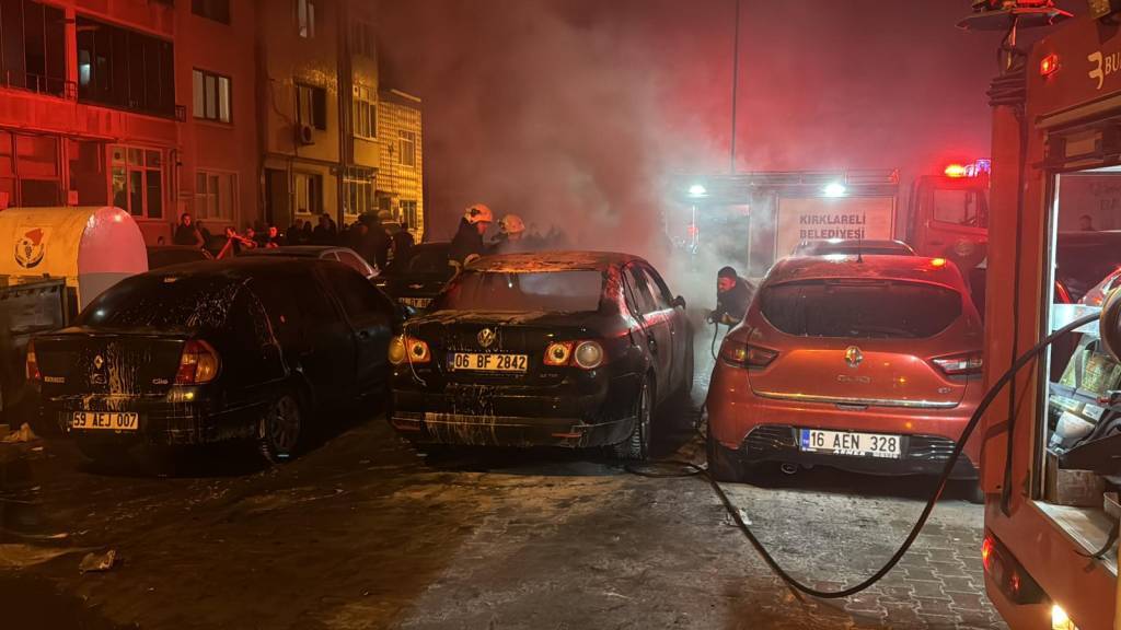 bilecik-haber_kirklareli-nde-yanan-otomobilden-2-arac-zarar-gordu-1-kisi-yaralandi-64413.jpg