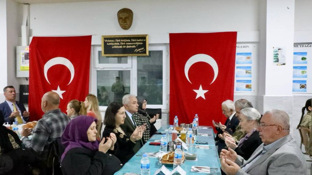bilecik-haber_kirklareli-valisi-turan-sehit-aileleri-ve-gazilerle-bir-araya-geldi-67193.jpg