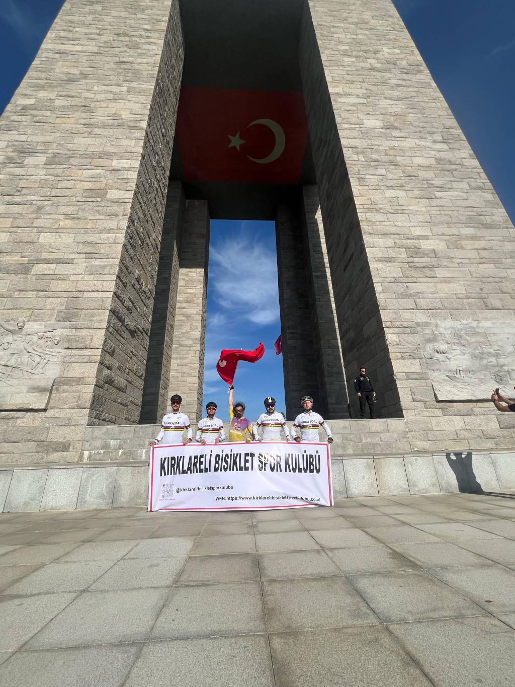 bilecik-haber_kirklarelili-bisikletciler-sehitler-anisina-canakkale-ye-pedal-cevirdi-65729.jpg