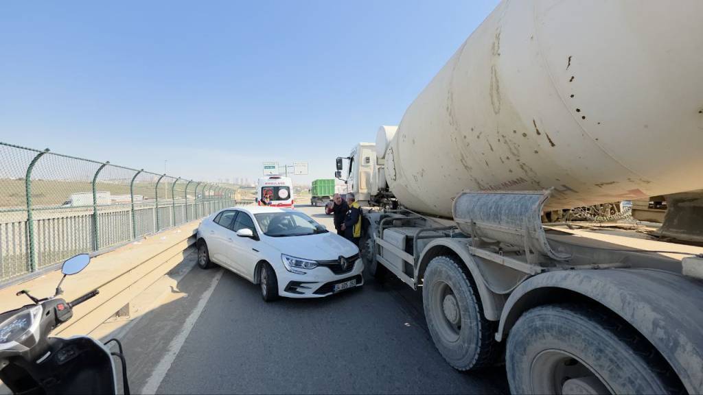 bilecik-haber_kocaeli-de-beton-mikseriyle-carpisan-otomobilin-surucusu-yaralandi-64309.jpg