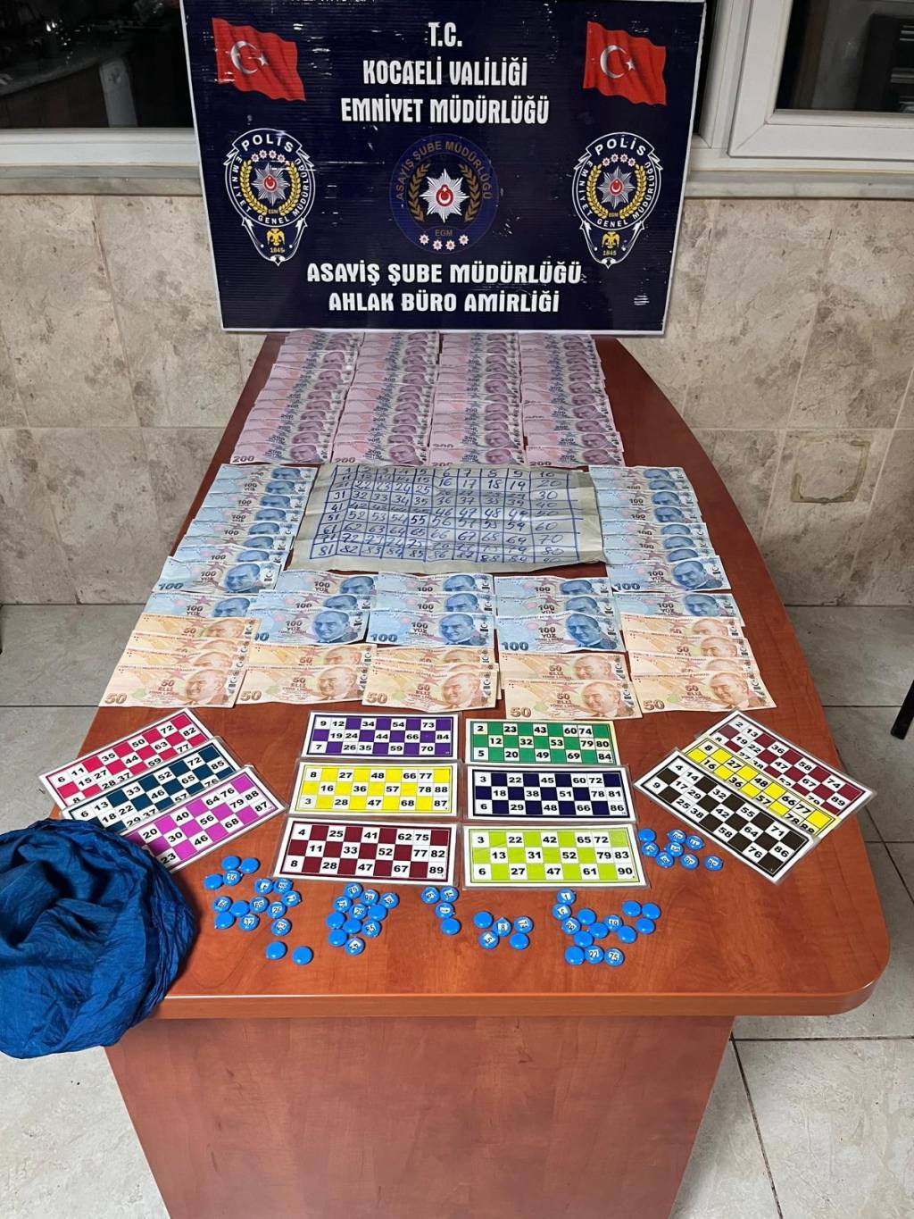 bilecik-haber_kocaeli-de-kumar-oynayan-8-kisiye-73-bin-976-lira-para-cezasi-kesildi-65440.jpg