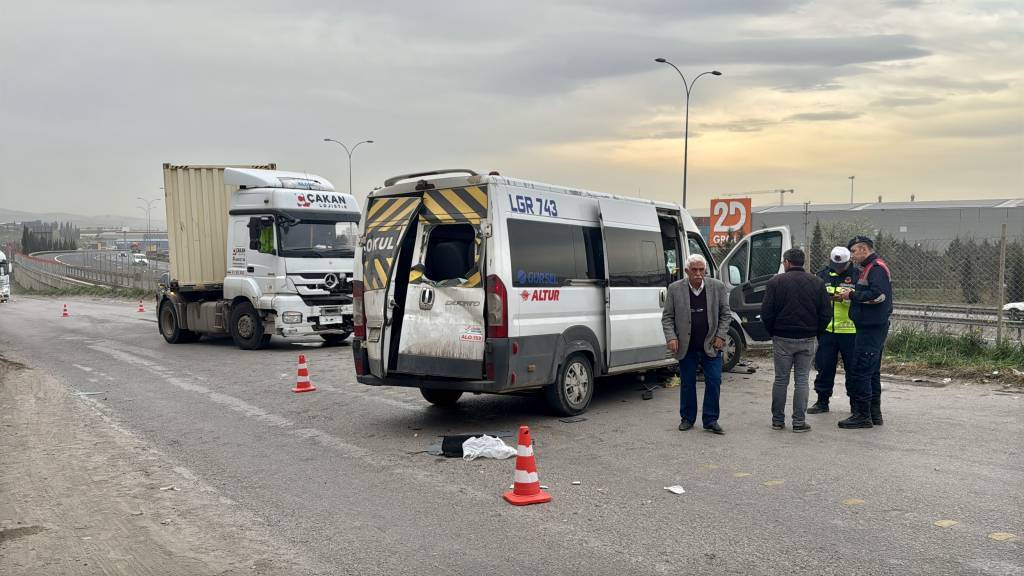 bilecik-haber_kocaeli-de-tirla-carpisan-servis-minibusundeki-8-kisi-yaralandi-67465.jpg