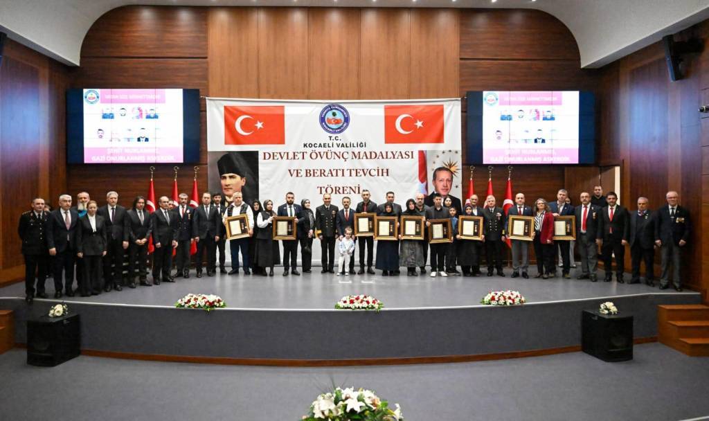bilecik-haber_sakarya-kocaeli-ve-zonguldak-ta-devlet-ovunc-madalyasi-tevcih-toreni-duzenlendi-65944.jpg