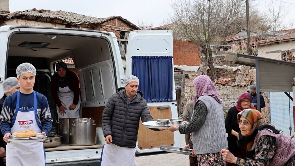 bilecik-haber_sindirgi-da-yaslilarin-iftar-yemekleri-gonullulerce-karsilaniyor-66964.jpg
