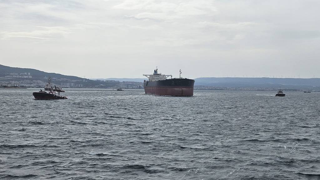 bilecik-haber_tersane-bakimina-goturulen-tanker-canakkale-bogazi-ndan-gecirildi-64768.jpg