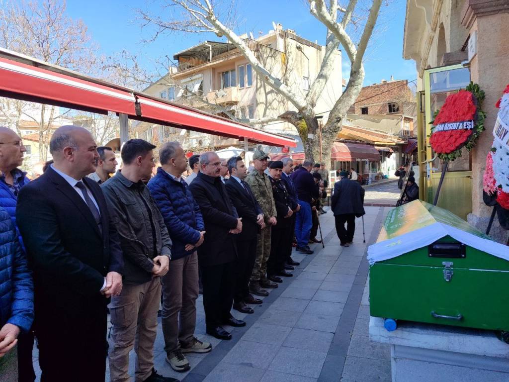 bilecik-haber_tumgeneral-mehmet-ozeren-in-babasinin-cenazesi-canakkale-de-defnedildi-64678.jpg